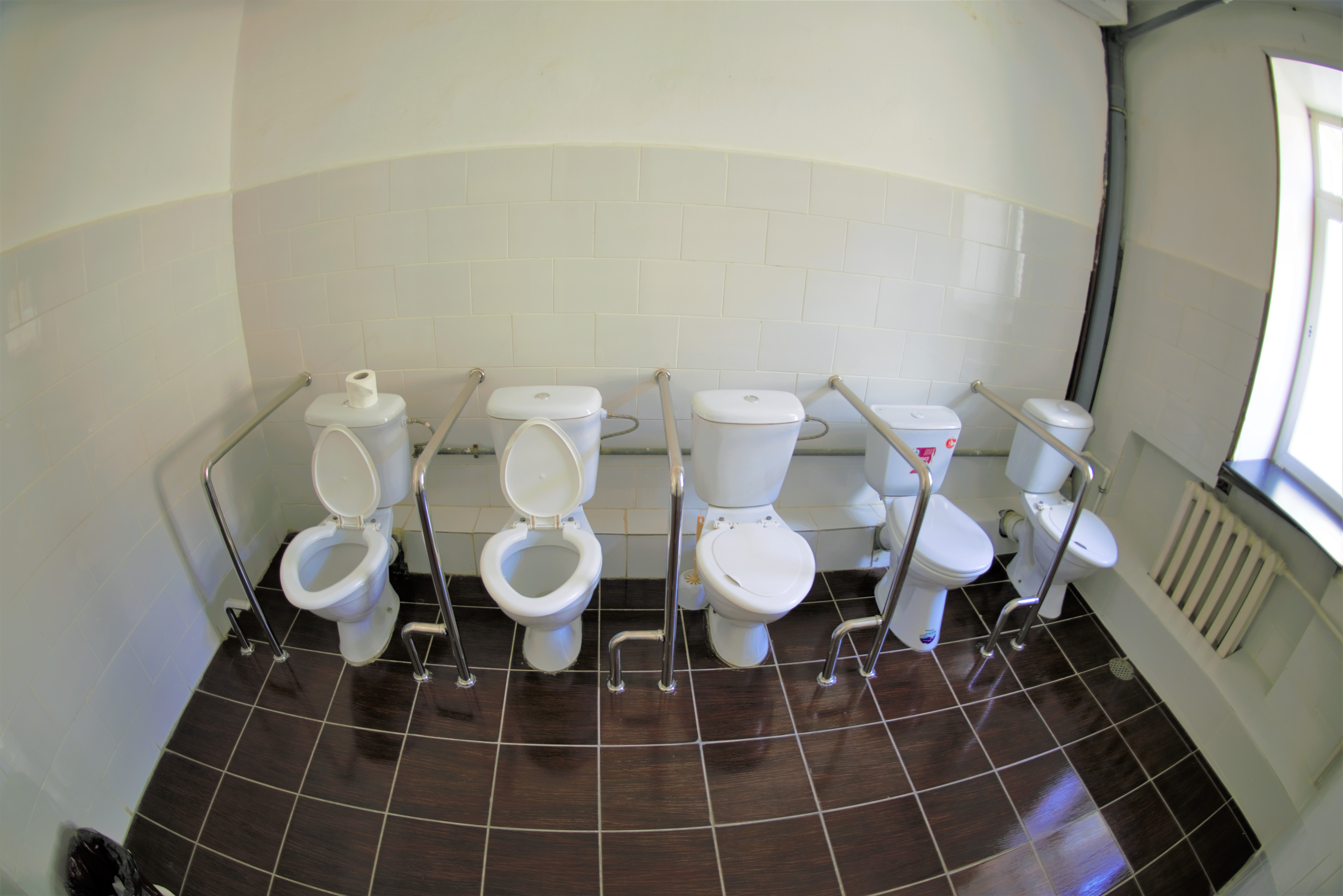 Санузел с поручнями из нержавеющей стали